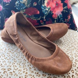 Lucky Brand rawhide/tan flat. Size8.5